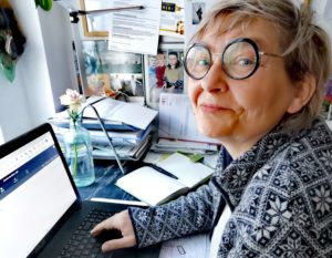 Sylvia Tornau sitzt an Schreibtisch und bereitet sich auf ein systemisches Erstgespräch vor.