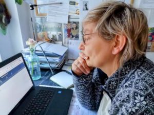 Sylvia Tornau sitzt nachdenklich am Schreibtisch vor ihrem Laptop